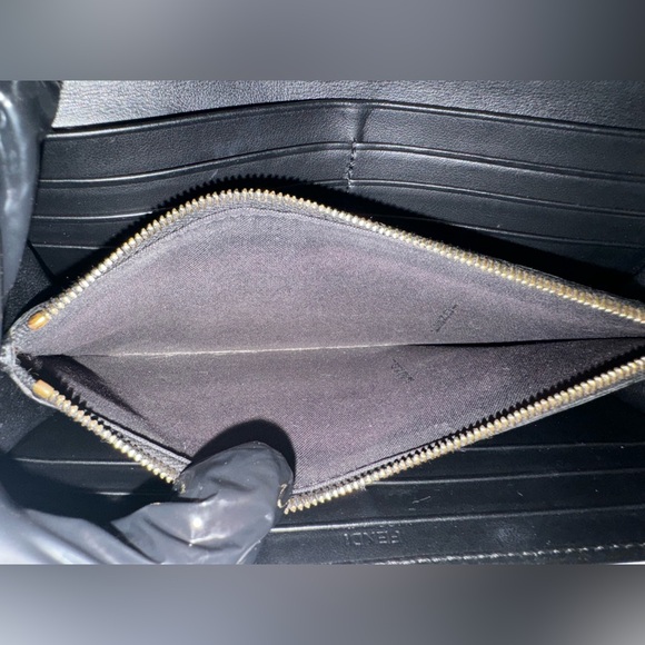 Fendi Peekaboo Continental long wallet with dust bag and certificate card. - Picture 10 of 16